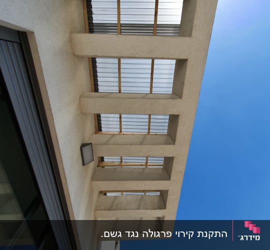 מבנה עץ עם קורות ותקרה שקופה